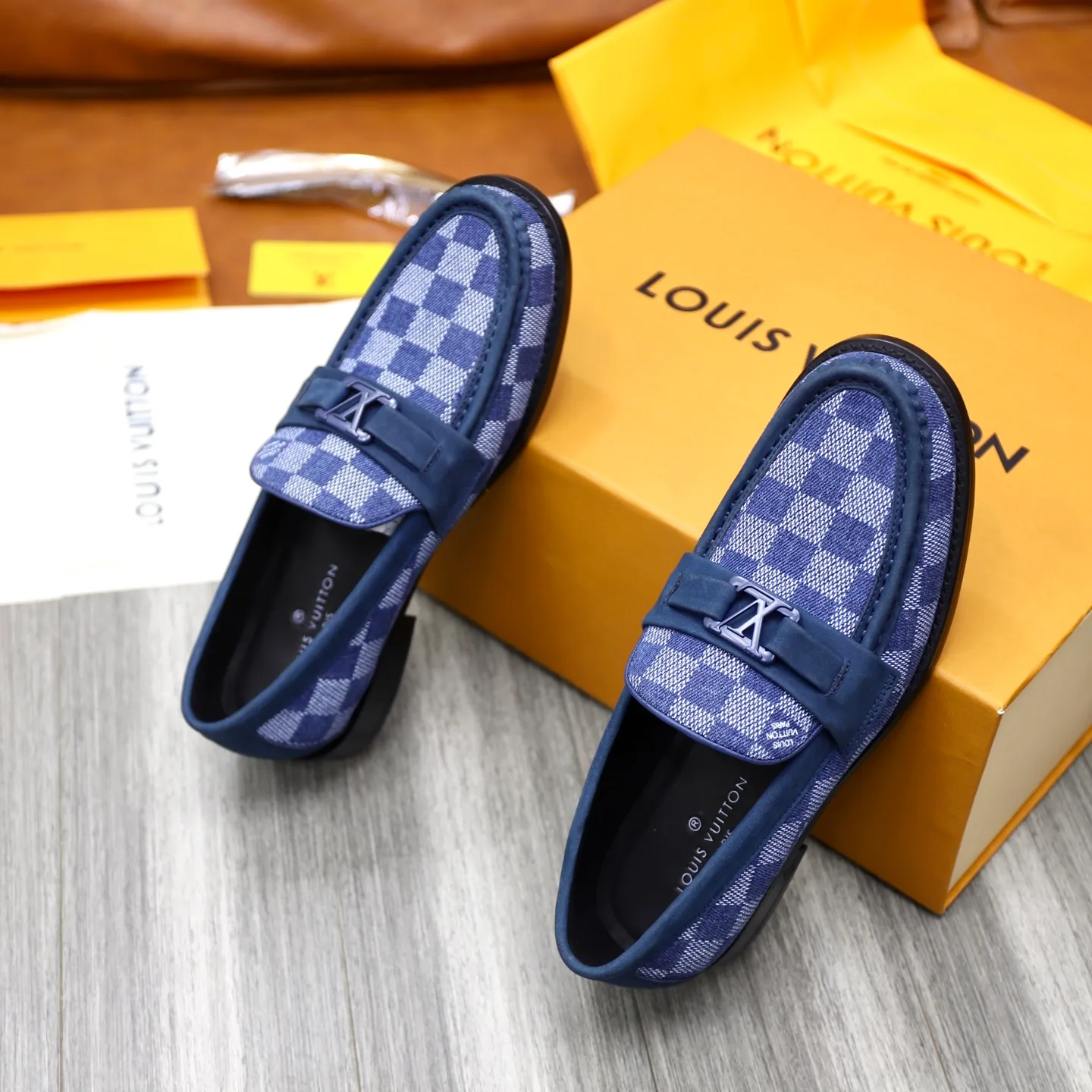 Men's shoes 💰: 💰900LV Louis Vuitton slip-on loafers, top quality products produced in Dongguan, ready for sale! This LV Glove loafer is made of selected soft cowhide, with a slightly wrinkled leather surface and a very high-end texture. Each pair is unique. The leather surface is light and soft, with a fine texture and good luster. It is a classic loafer style, with exquisite handmade mark stitching on the toe, and a square toe configuration to highlight the classic style. The horizontal band has hot-printed LV three-dimensional letters, semi-solid handcrafts and a genuine leather outsole, and a rubber patch on the heel to create wear-resistant performance and comfort. One of the must-have loafers for men! Comes with full original packaging! Code number: 38-39-40-41-42-43-44 (38, 45, 46 customized) standard leather shoe code